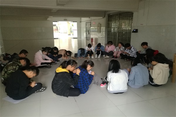 图5 同学们写下自己的人生规划.jpg